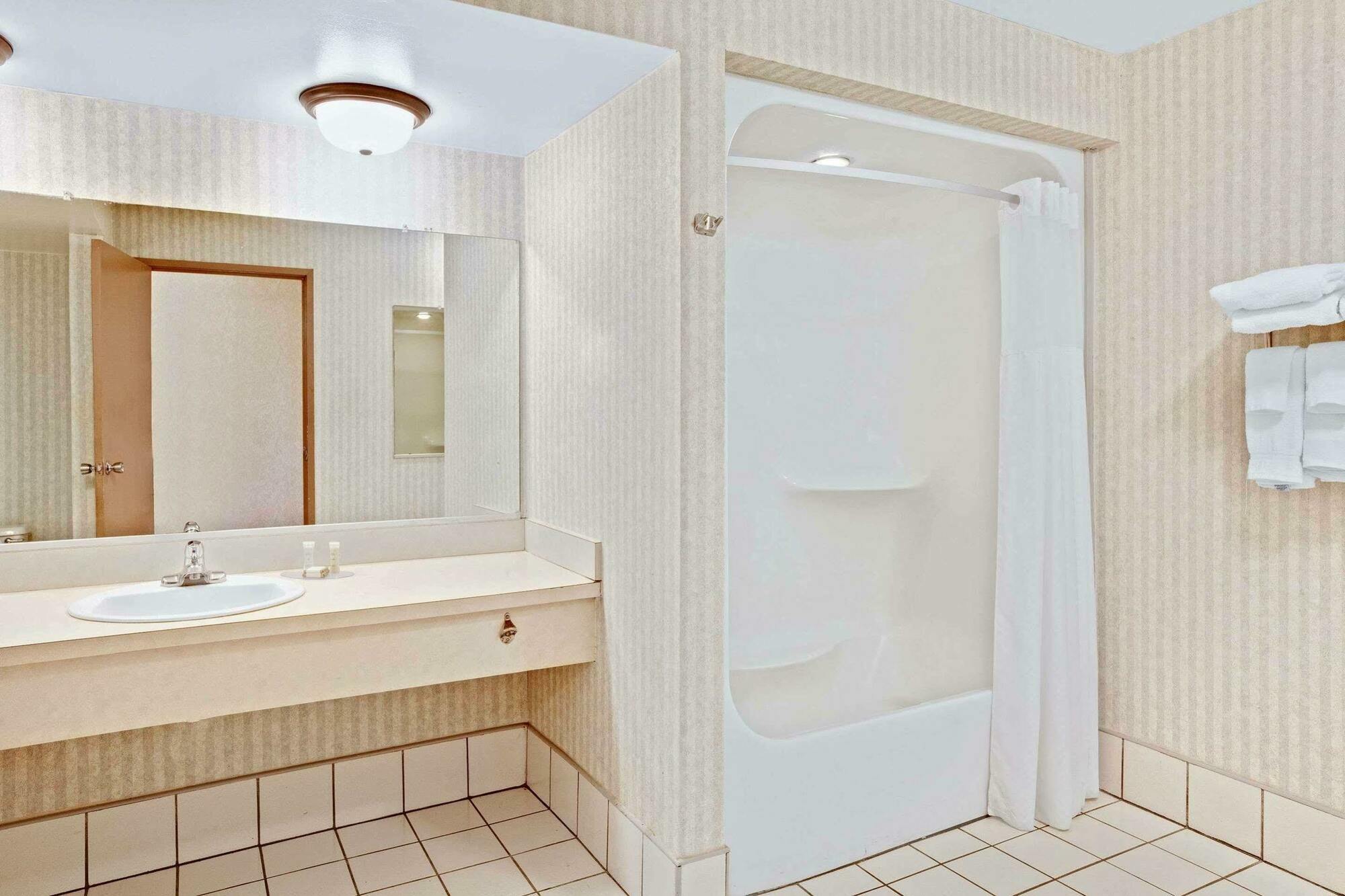 Howard Johnson By Wyndham Blackwood Near Philadelphia Экстерьер фото